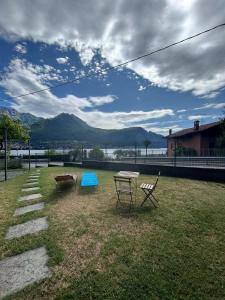 two chairs and a picnic table in a yard at Casa Imelde al lago in Onno +13 photos