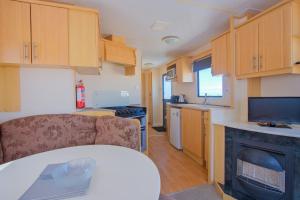 Kuchyň nebo kuchyňský kout v ubytování The 'Croyde' Caravan