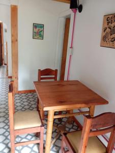 - une table et des chaises en bois dans l'établissement La Casita Puelo, à Lago Puelo