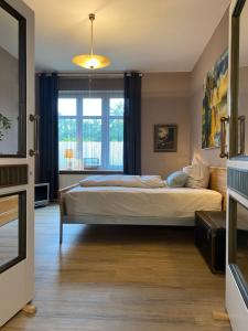 a bedroom with a bed and a window at Bahnhof Vaale- Gleis 3 in Vaale