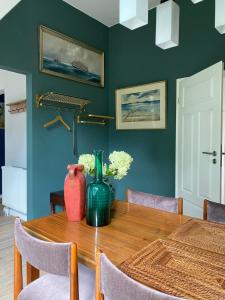 a dining room with a table with a vase on it at Bahnhof Vaale- Gleis 3 in Vaale +26 photos