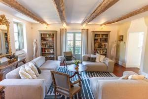 un salon avec deux canapés et une table dans l'établissement Le Clos de la Croix du Serre, à Mirabel-aux-Baronnies