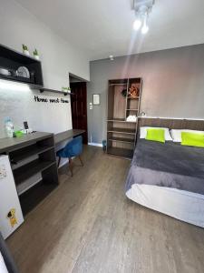 バウネアーリオ・コンボリウーにあるRezende Suítesのベッドルーム1室(ベッド1台、デスク、デスク付) +35枚の写真