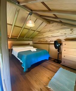 a bedroom with a bed and a desk in a room at Beach Bungalow Saquarema in Ipitangas