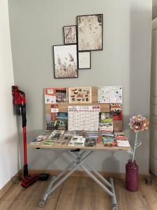 a table with a bunch of books on it at Gîte Aux Portes de Bellevue in Salbris +29 photos