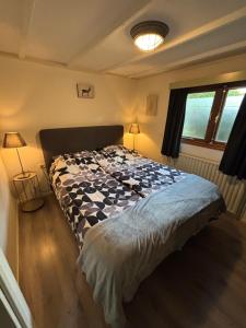 Ένα ή περισσότερα κρεβάτια σε δωμάτιο στο Chalet Wild Forest, knus chalet op de Veluwe met gratis parkeren