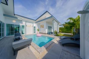 Bazén v ubytování Lark Pool Villa Aonang Krabi nebo v jeho okolí