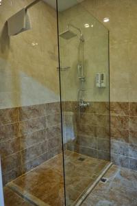 prysznic ze szklanymi drzwiami w łazience w obiekcie Salam Baku Hotel (SBH) w mieście Baku +28 zdjęć