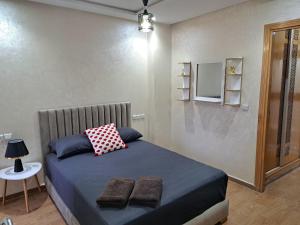 a bedroom with a bed with two towels on it at Appartement Au Centre Ville Prés de la Medina in Fez