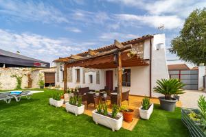 a backyard with a house with a lawn at La Casa de Mi Madre casa rural con jacuzzi in La Parrilla