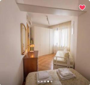 MassaにあるEsagoni, wi-fi, 600mt dal mare, self checkinのベッドルーム1室(ベッド2台、ドレッサー、鏡付)