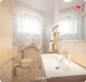 MassaにあるEsagoni, wi-fi, 600mt dal mare, self checkinの洗面台、トイレ、鏡のあるバスルーム