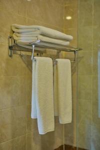 grupa ręczników wiszących na wieszaku w łazience w obiekcie Salam Baku Hotel (SBH) w mieście Baku