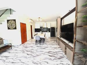 Μια τηλεόραση ή/και κέντρο ψυχαγωγίας στο Dragon Pool Villa Aonang