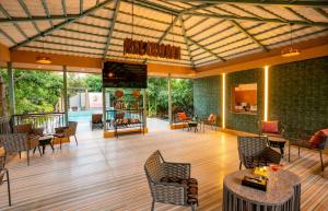eine Lobby mit Stühlen und Tischen und einem Pool in der Unterkunft Sisodia Bagh Luxury Boutique Resort-Jaipur in Jaipur