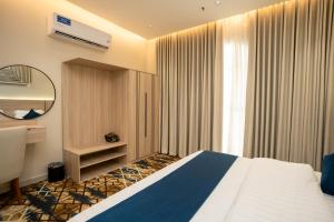 um quarto de hotel com uma cama e uma janela em فندق ذا اس سكوير المطار The S Square Airport Hotel em Jidá