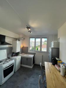 ボーヴェにあるCharming T2- apartment in Beauvaisの白い家電製品とテーブル付きのキッチン