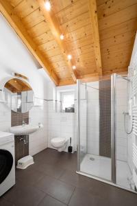 Finsingにあるnook apartments- natural living-Munich-Erdingのシャワー、トイレ、洗面台を備えたバスルーム