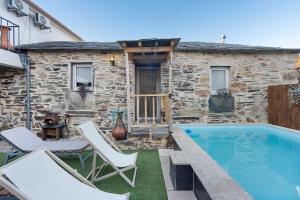 Villa con piscina y 2 sillas en T3 Casa da Chica, en Espiunca