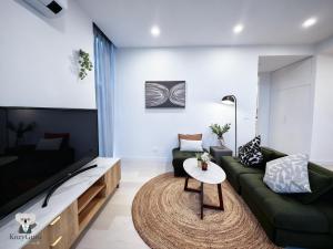 una sala de estar con un sofá y una mesa en KozyGuru | Box Hill | Chic & Close to It All, en Box Hill