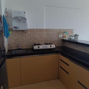 Kuhinja ili čajna kuhinja u objektu Teesta Suites at Lodha Belmondo Golf Resort 1BHK Apartments in Pune 어서 오세요