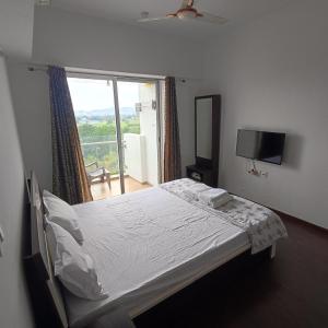 Krevet ili kreveti u jedinici u okviru objekta Teesta Suites at Lodha Belmondo Golf Resort 1BHK Apartments in Pune 어서 오세요