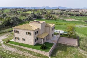 an aerial view of a house in a field at Sa Font in Lloret de Vistalegre