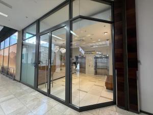 een hal met glazen deuren in een gebouw bij Sonvanger Studio at Andringa Mall Luxury Apartments in Stellenbosch