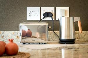 een broodrooster op een aanrecht naast een blender bij Sonvanger Studio at Andringa Mall Luxury Apartments in Stellenbosch