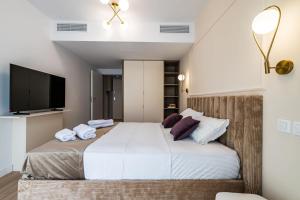 Postel nebo postele na pokoji v ubytování Urban Amethyst Haven - 1BR Apartment with Balcony