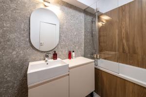 Koupelna v ubytování Urban Amethyst Haven - 1BR Apartment with Balcony + 35 fotografií