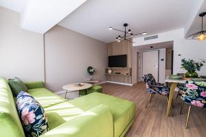 Χώρος καθιστικού στο Fresh Bloom Hideaway - 2BR Apartment with Balcony