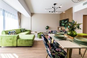 Χώρος καθιστικού στο Fresh Bloom Hideaway - 2BR Apartment with Balcony