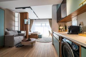 Η κουζίνα ή μικρή κουζίνα στο Nordic Pastel Hideaway - Studio with Balcony