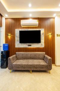 ニューデリーにあるHotel The King Palaceのソファと薄型テレビのあるリビングルーム +29枚の写真