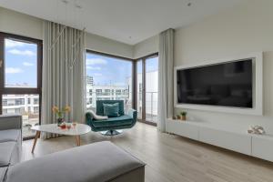 TV a/nebo společenská místnost v ubytování Sol Marina - Pool, SPA, Wellness, Riverview & Parking by Downtown Apartments