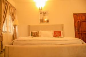 Postel nebo postele na pokoji v ubytování Nook & Nest