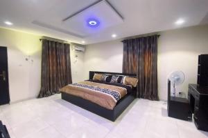 a bedroom with a bed in a room at 5 Bed Penthouse Sleeps 10 - All Ensuite - Garden in Lagos
