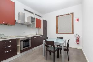 Η κουζίνα ή μικρή κουζίνα στο Appartamenti Torre del Capitano