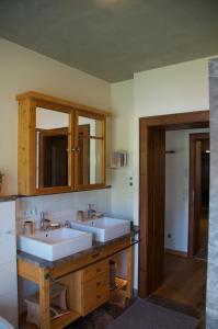 een badkamer met 2 wastafels in een kamer bij Chalet Fluh in Schindelberg