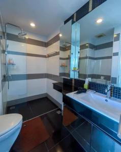 Koupelna v ubytování The vision condo - Sea view apartment balcony Pattaya Pratumnak beach