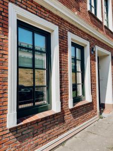 dos ventanas en el lateral de un edificio de ladrillo en Fewo Sonnenlicht, en Fünfhausen