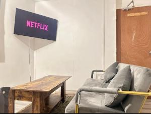 Μια τηλεόραση ή/και κέντρο ψυχαγωγίας στο Spacious Double Room By Town Centre