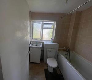 Ένα μπάνιο στο Spacious Double Room By Town Centre