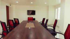 哥印拜陀Hotel Vintage Classic的一间配有长木桌和椅子的会议室
