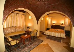 Un dormitorio con una cama y una mesa en una habitación. en Siwa Safari Paradise Hotel, en Siwa 95 fotos más