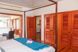 The BrookにあるTropical Escape1511のベッドルーム(青い毛布付きの天蓋付きベッド付) +20枚の写真