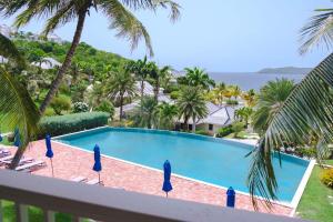 The BrookにあるTropical Escape1511のリゾートのバルコニーからスイミングプールの景色を望めます。