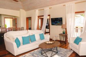 The BrookにあるTropical Escape1511のリビングルーム(白いソファ、青い枕付)