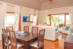The BrookにあるTropical Escape1511のベッドとテーブルと椅子のある寝室